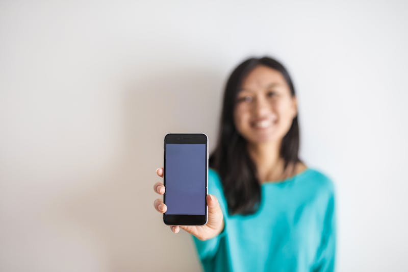 Persona usando MiCompa AI en su celular